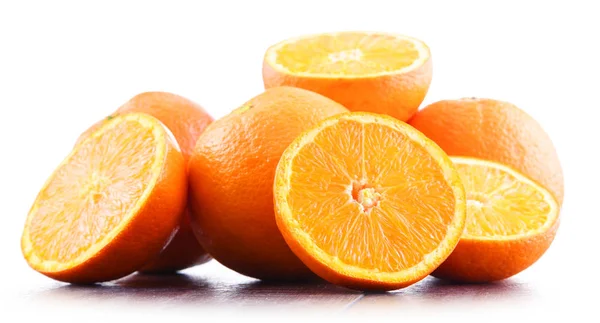 Composición Con Naranjas Maduras Sobre Fondo Blanco — Foto de Stock