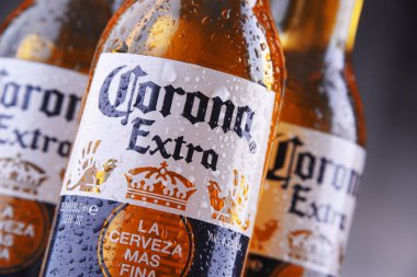 Poznan, Pol - 24 Ocak 2019: Şişeler, Corona ilave, dünya çapında en çok satan bira, Cerveceria Modelo Meksika tarafından üretilen bir soluk lager