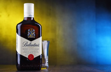 Poznan, Pol - 24 Ocak 2019: Şişe, Balentınne'nın, Dünya'nın ikinci en scotch viski, Pernod Ricard Dumbarton, İskoçya'da tarafından üretilen çok satan