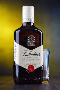 Poznan, Pol - 24 Ocak 2019: Şişe, Balentınne'nın, Dünya'nın ikinci en scotch viski, Pernod Ricard Dumbarton, İskoçya'da tarafından üretilen çok satan