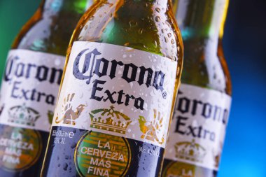 Poznan, Pol - 24 Ocak 2019: Şişeler, Corona ilave, dünya çapında en çok satan bira, Cerveceria Modelo Meksika tarafından üretilen bir soluk lager