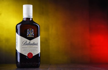 Poznan, Pol - 24 Ocak 2019: Şişe, Balentınne'nın, Dünya'nın ikinci en scotch viski, Pernod Ricard Dumbarton, İskoçya'da tarafından üretilen çok satan