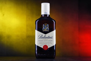 Poznan, Pol - 24 Ocak 2019: Şişe, Balentınne'nın, Dünya'nın ikinci en scotch viski, Pernod Ricard Dumbarton, İskoçya'da tarafından üretilen çok satan