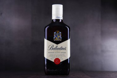 Poznan, Pol - 24 Ocak 2019: Şişe, Balentınne'nın, Dünya'nın ikinci en scotch viski, Pernod Ricard Dumbarton, İskoçya'da tarafından üretilen çok satan