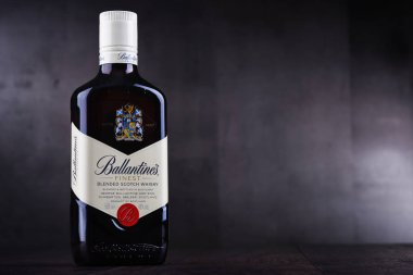 Poznan, Pol - 24 Ocak 2019: Şişe, Balentınne'nın, Dünya'nın ikinci en scotch viski, Pernod Ricard Dumbarton, İskoçya'da tarafından üretilen çok satan