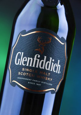 Poznan, Pol - 24 Ocak 2019: Glenfiddich şişe, dünyanın en çok satan tek-malt viski, sahip olduğu ve William Grant ve Dufftown, İskoçya'da oğulları tarafından üretilen