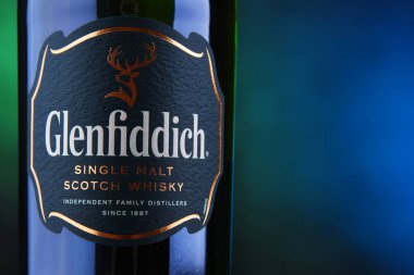 Poznan, Pol - 24 Ocak 2019: Glenfiddich şişe, dünyanın en çok satan tek-malt viski, sahip olduğu ve William Grant ve Dufftown, İskoçya'da oğulları tarafından üretilen