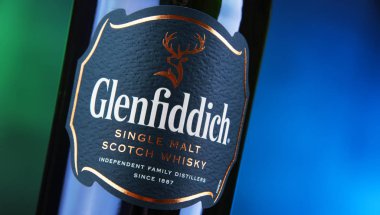 Poznan, Pol - 24 Ocak 2019: Glenfiddich şişe, dünyanın en çok satan tek-malt viski, sahip olduğu ve William Grant ve Dufftown, İskoçya'da oğulları tarafından üretilen