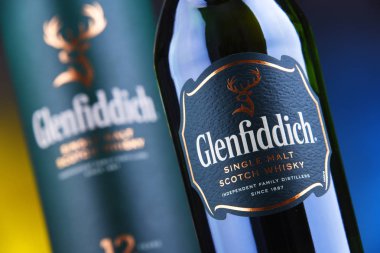 Poznan, Pol - 24 Ocak 2019: Glenfiddich şişe, dünyanın en çok satan tek-malt viski, sahip olduğu ve William Grant ve Dufftown, İskoçya'da oğulları tarafından üretilen
