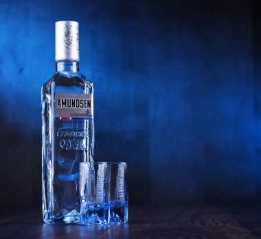 Poznan, Pol - 24 Ocak 2019: Şişe, Amundsen votka, şarap ve likör Arcus Asa, Norveç'in en büyük toptancı tarafından üretilen votka markası. 