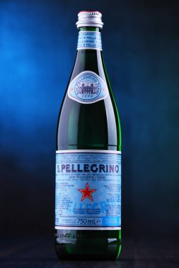 Poznan, Pol - 24 Ocak 2019: Şişe, San Pellegrino, maden suyu il Bergamo, İtalya içinde yapılan bir İtalyan markası. Sahibi tarafından 1997 yılından bu yana Nestle.