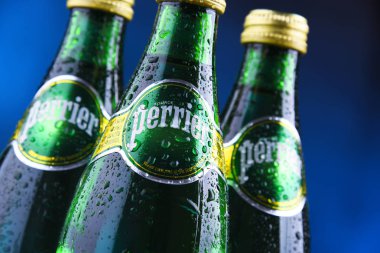 Poznan, Pol - 24 Ocak 2019: Perrier şişe, şişe doğal maden suyu bir Fransız markası kullanılabilir ve dünya çapında 140 ülkede satılan.