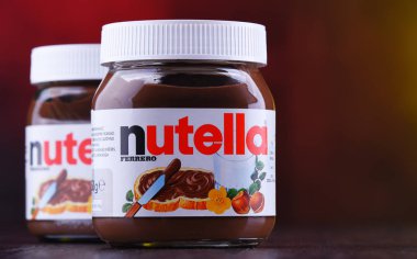 Poznan, Pol - 25 Ocak 2019: Nutella, kavanozlar, yaymak, şekerli fındık kakao çok popüler bir marka İtalyan şirketi Ferrero tarafından 1964 yılında piyasaya.