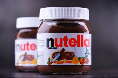 Poznan, Pol - 25 Ocak 2019: Nutella, kavanozlar, yaymak, şekerli fındık kakao çok popüler bir marka İtalyan şirketi Ferrero tarafından 1964 yılında piyasaya.