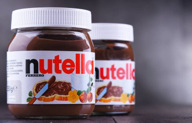 Poznan, Pol - 25 Ocak 2019: Nutella, kavanozlar, yaymak, şekerli fındık kakao çok popüler bir marka İtalyan şirketi Ferrero tarafından 1964 yılında piyasaya.