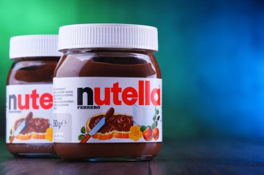 Poznan, Pol - 25 Ocak 2019: Nutella, kavanozlar, yaymak, şekerli fındık kakao çok popüler bir marka İtalyan şirketi Ferrero tarafından 1964 yılında piyasaya.
