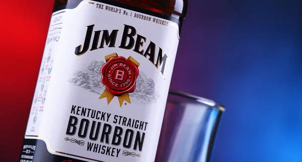 ボトルのジム ビーム ベストセラーの世界では バーボンのブランドの一つがクレルモン ケンタッキー州ビーム株式会社によって生成されるポズナン ポーランド 2019 — ストック写真
