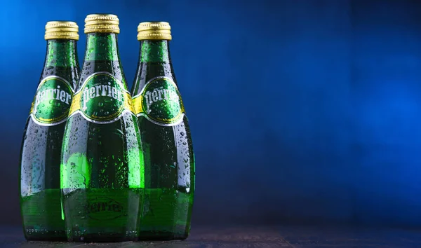 140 カ国でポズナン ポーランド 2019 フランスのブランド天然ミネラルウォーターのペリエのボトル販売世界であり — ストック写真