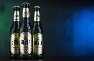 Poznan, Pol - 12 Aralık 2018: Şişe Jever, bira Friesisches Brauhaus Jever içinde Friesland Aşağı Saksonya, Almanya tarafından üretilen popüler bir marka