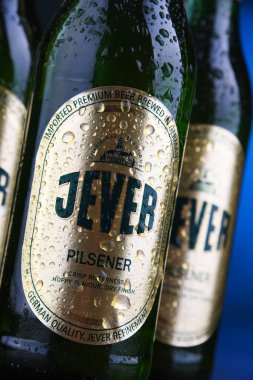 Poznan, Pol - 12 Aralık 2018: Şişe Jever, bira Friesisches Brauhaus Jever içinde Friesland Aşağı Saksonya, Almanya tarafından üretilen popüler bir marka