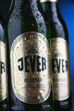 Poznan, Pol - 12 Aralık 2018: Şişe Jever, bira Friesisches Brauhaus Jever içinde Friesland Aşağı Saksonya, Almanya tarafından üretilen popüler bir marka