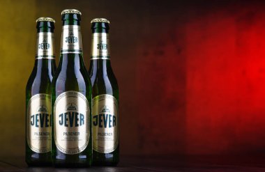 Poznan, Pol - 12 Aralık 2018: Şişe Jever, bira Friesisches Brauhaus Jever içinde Friesland Aşağı Saksonya, Almanya tarafından üretilen popüler bir marka