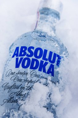 Poznan, Pol - 24 Ocak 2019: Şişe Absolut Vodka, votka markası İsveç'te üretilen. Fransız grubunun Pernod Ricard sahip olduğu alkollü içki dünyanın en büyük marka biridir