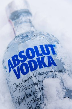 Poznan, Pol - 24 Ocak 2019: Şişe Absolut Vodka, votka markası İsveç'te üretilen. Fransız grubunun Pernod Ricard sahip olduğu alkollü içki dünyanın en büyük marka biridir