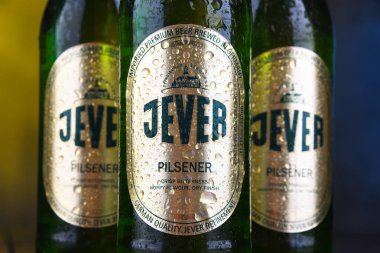 Poznan, Pol - 12 Aralık 2018: Şişe Jever, bira Friesisches Brauhaus Jever içinde Friesland Aşağı Saksonya, Almanya tarafından üretilen popüler bir marka