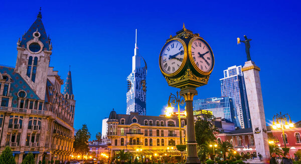 БАТЭ, ГРУЗИЯ - 28 октября 2018 года: Архитектура центра Батуми в Республике Аджария, Грузия
.