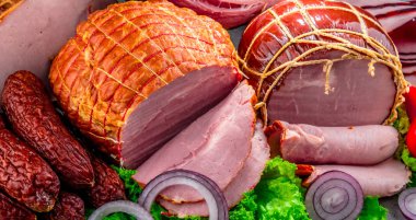 Çeşitli et ürünleri ile kompozisyon.