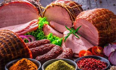 Çeşitli et ürünleri ile kompozisyon.