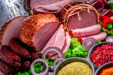 Çeşitli et ürünleri ile kompozisyon.