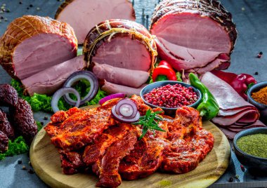 Jambon, sosis ve biftek de dahil olmak üzere çeşitli et ürünleriyle kompozisyon