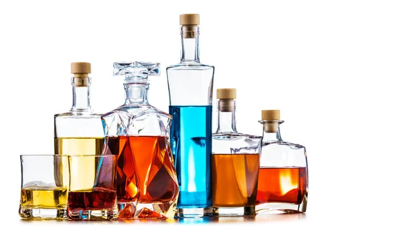Složení Karafou Lahvemi Různých Alkoholických Nápojů — Stock fotografie