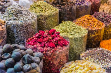 Çeşitli baharatlar ve otlar üzerinde Arap sokak pazar ahır. Dubai baharat Çarşısı, Birleşik Arap Emirlikleri. 