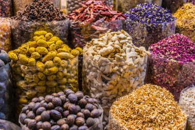 Çeşitli baharatlar ve otlar üzerinde Arap sokak pazar ahır. Dubai baharat Çarşısı, Birleşik Arap Emirlikleri. 