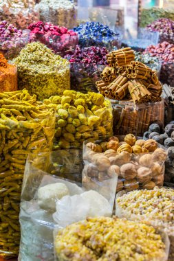 Çeşitli baharatlar ve otlar üzerinde Arap sokak pazar ahır. Dubai baharat Çarşısı, Birleşik Arap Emirlikleri. 