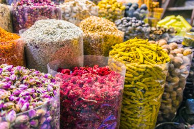 Çeşitli baharatlar ve otlar üzerinde Arap sokak pazar ahır. Dubai baharat Çarşısı, Birleşik Arap Emirlikleri. 