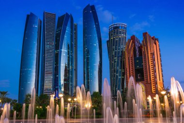 Abu Dhabi, Birleşik Arap Emirlikleri - 13 Şubat 2019: Etihad kuleleri içinde Abu Dhabi, Birleşik Arap Emirlikleri güneş battıktan sonra