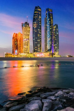 ABU DHABI, BİRLİK ARAB EMIRATES - 10 Şubat 2019: Ebu Dabi Etihad Kuleleri, Birleşik Arap Emirlikleri gün batımından sonra