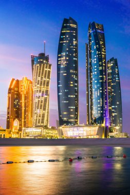 ABU DHABI, BİRLİK ARAB EMIRATES - 10 Şubat 2019: Ebu Dabi Etihad Kuleleri, Birleşik Arap Emirlikleri gün batımından sonra