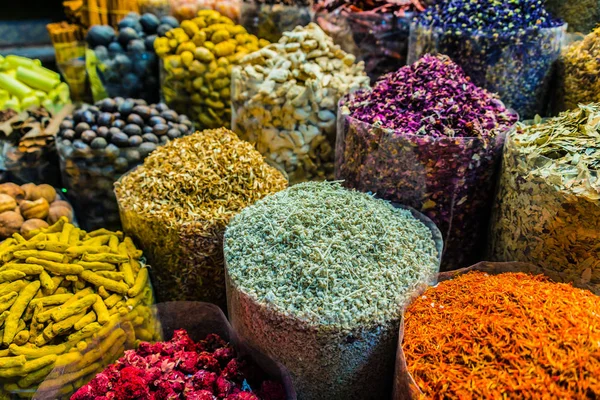 阿拉伯街头市场摊位上的各种香料和草药 迪拜香料市场 阿拉伯联合酋长国 — 图库照片