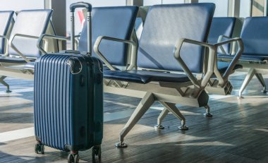 Havaalanı koridorunda küçük plastik bir valiz..