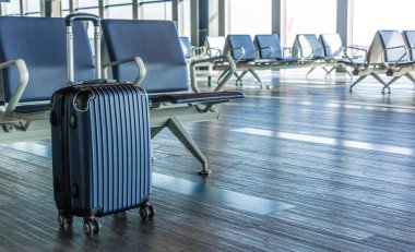 Havaalanı koridorunda küçük plastik bir valiz..