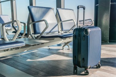 Havaalanı koridorunda küçük plastik bir valiz..