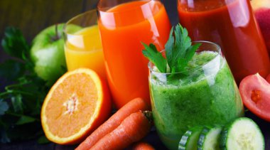 Taze organik sebze ve meyve suları ile gözlük