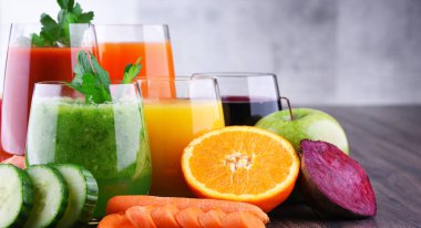 Taze organik sebze ve meyve suları ile gözlük