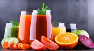 Taze organik sebze ve meyve suları ile gözlük