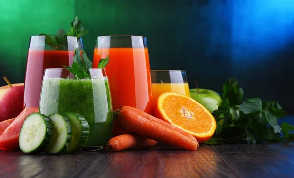 Vasos con jugos orgánicos frescos de frutas y verduras —  Fotos de Stock